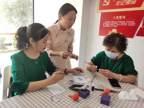 南園街道啟動“非遺在社區”內畫藝術培訓班，傳承人萬歡親授技藝